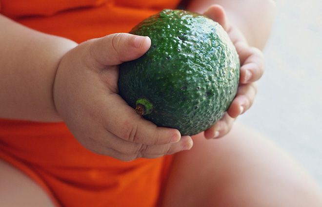 Можно ли авокадо при грудном вскармливании, польза и вред для малыша